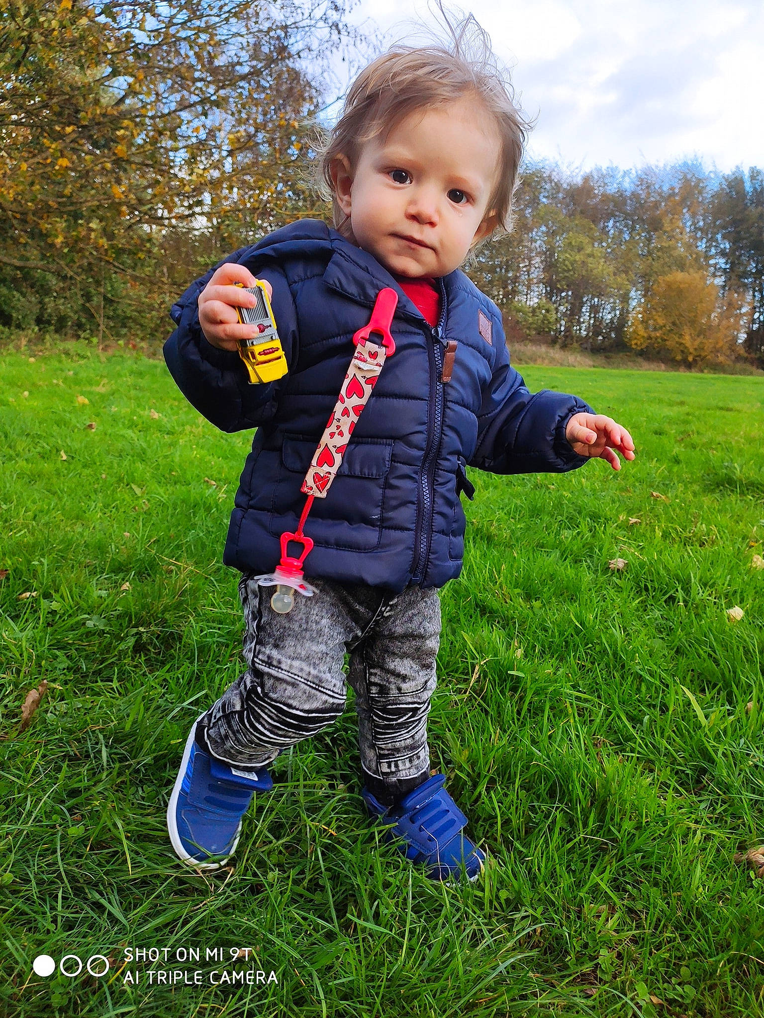 Owenn a rejoint le concours — aidez-le/la à gagner de superbes lots ! child, fun, grass, grassland, happy, jacket, lawn, leaf, meadow, outerwear, people_in_nature, person, photography, plant, play, spring, toddler, tree