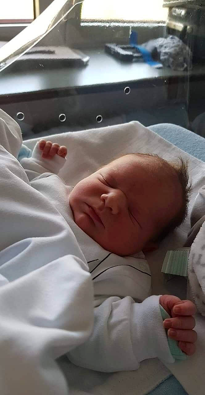 Owenn participe au concours pour gagner de l'argent avec cette photo : baby, birth, child, childbirth, hospital, nap, person, skin