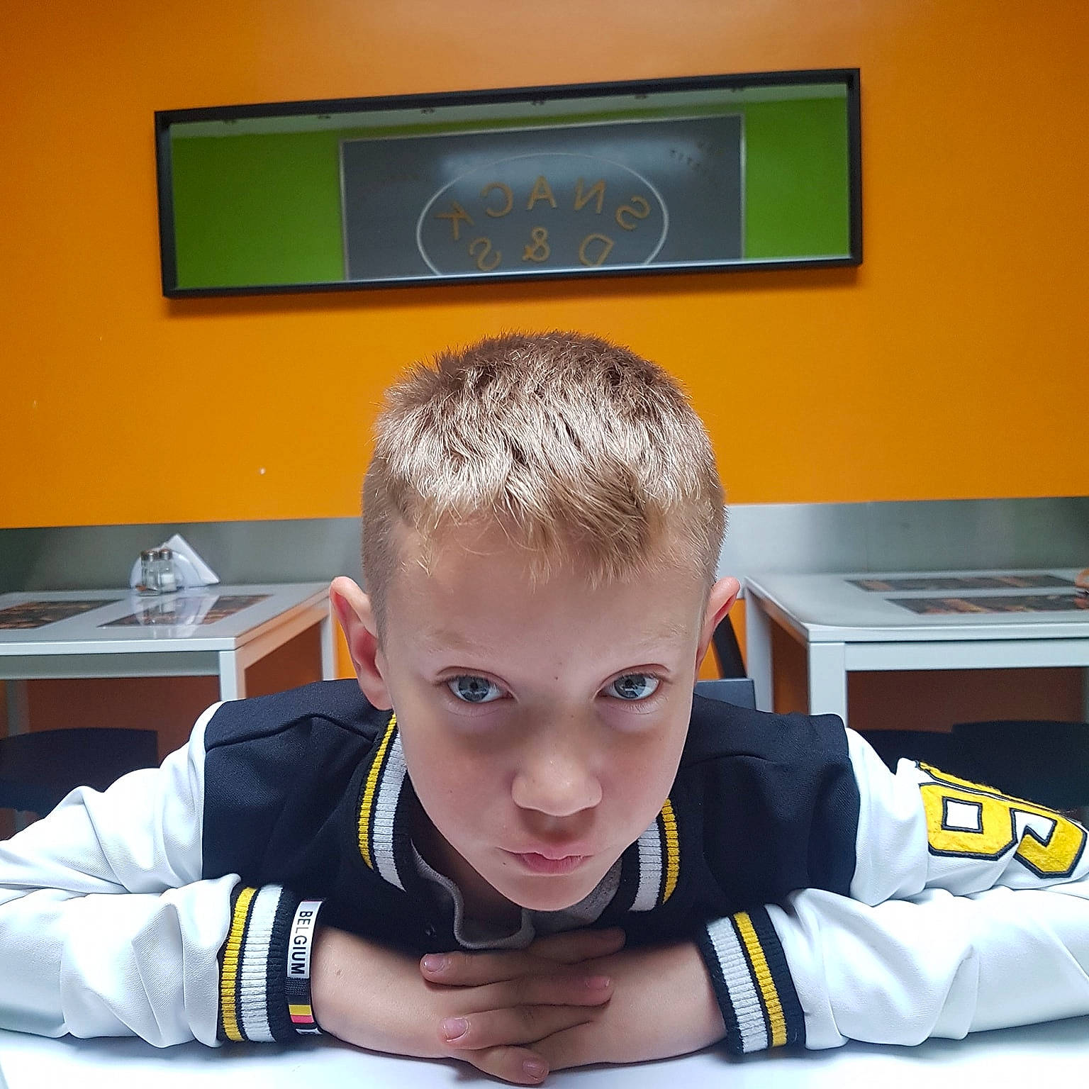 Nathan participe au concours pour gagner de l&#x27;argent avec cette photo : child, learning, person, room