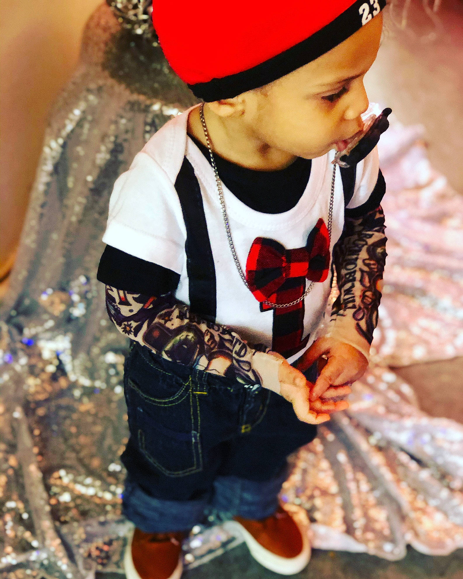 Kymani a rejoint le concours — aidez-le/la à gagner de superbes lots ! cap, child, child_model, clothing, cool, fashion_accessory, hat, headgear, headwear, outerwear, person, play, sleeve, toddler