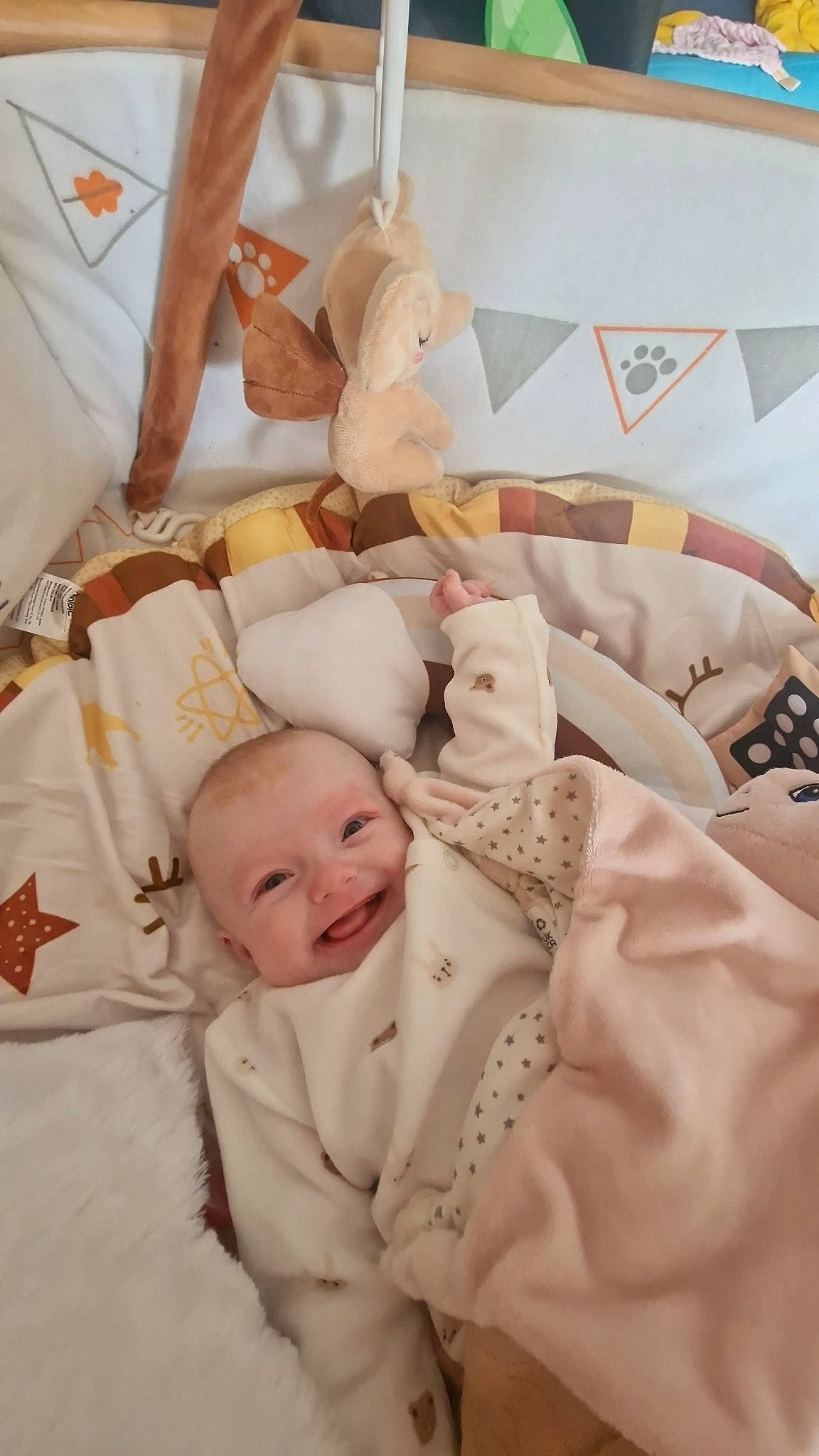 Keylia participe au concours pour gagner de l'argent avec cette photo : baby, baby_products, baby_sleeping, baby_toddler_clothing, bedding, bedtime, cheek, child, comfort, event, happy, linens, nap, person, room, service, skin, sleeve, smile, textile