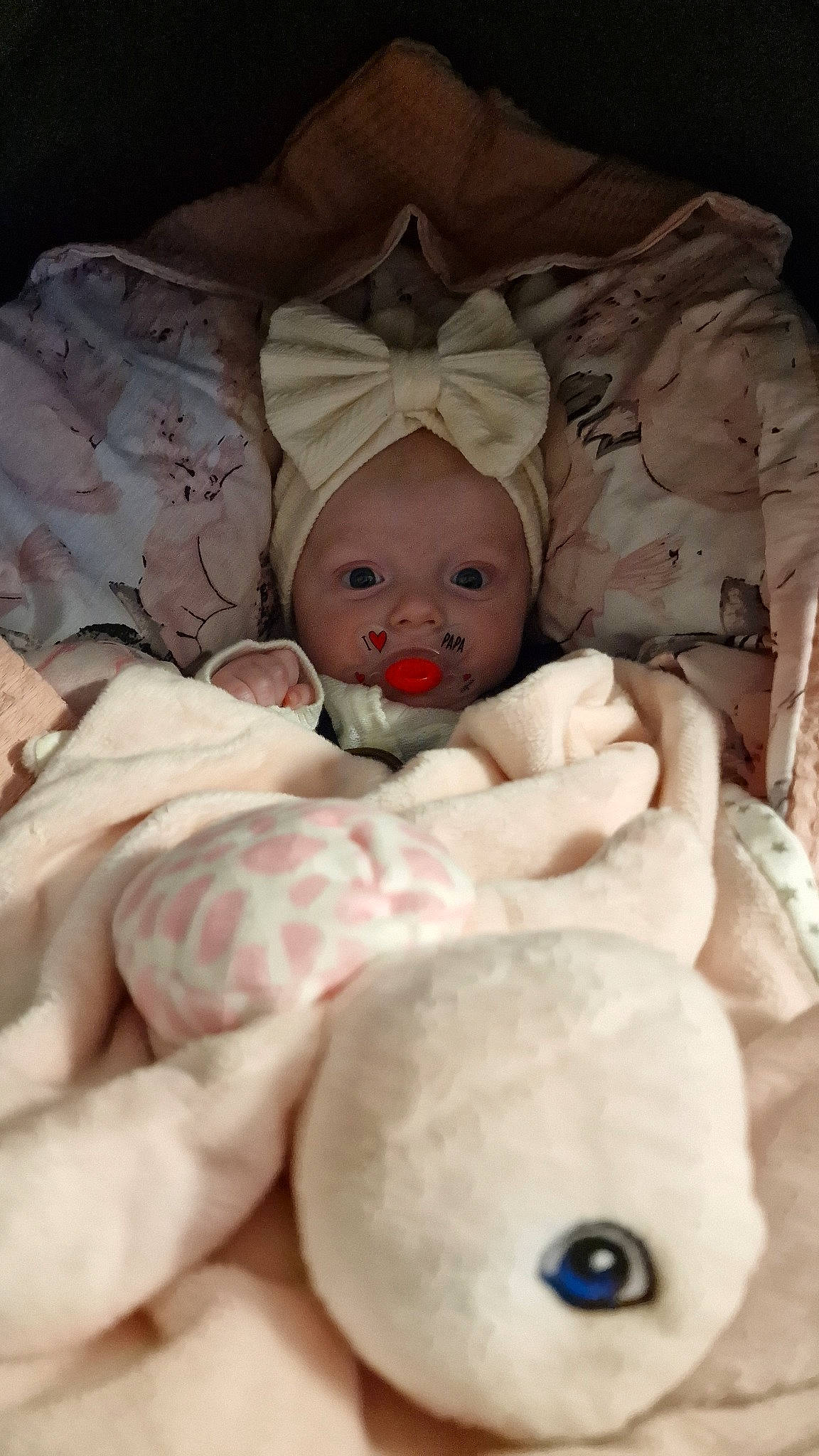 Keylia participe au concours pour gagner de l'argent avec cette photo : baby, baby_sleeping, bed, bedding, bedtime, cheek, child, comfort, eye, face, head, human_body, linens, mouth, nose, person, pink, skin, textile, toddler