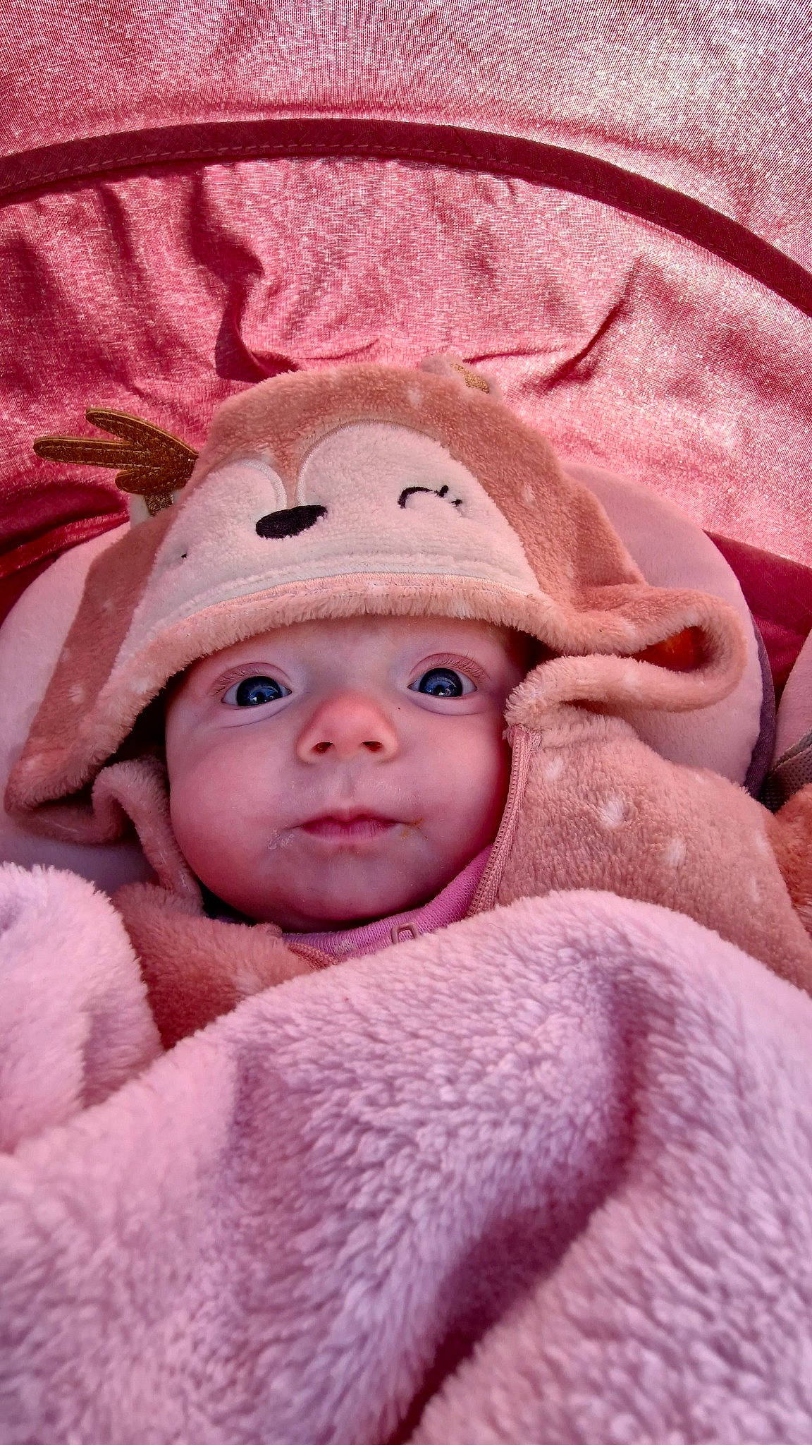 Keylia a rejoint le concours — aidez-le/la à gagner de superbes lots ! baby, baby_sleeping, baby_toddler_clothing, cheek, child, close_up, comfort, eyelash, face, fashion_accessory, fur, happy, headgear, headwear, linens, magenta, person, pink, skin, textile