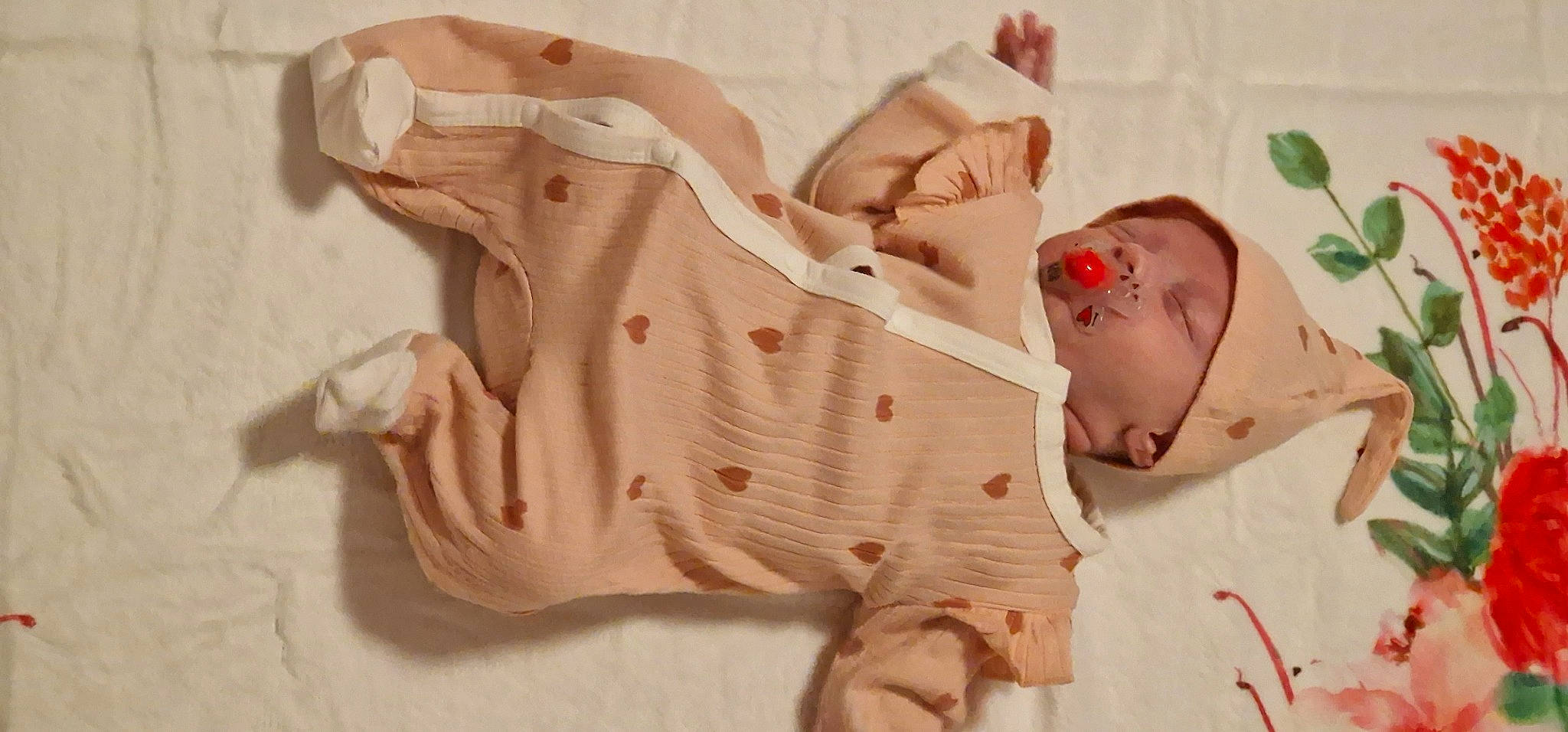 Keylia participe au concours pour gagner de l'argent avec cette photo : abdomen, baby, baby_safety, baby_sleeping, baby_toddler_clothing, carmine, chest, child, comfort, elbow, flesh, foot, gesture, human_leg, knee, linens, pattern, peach, person, thigh