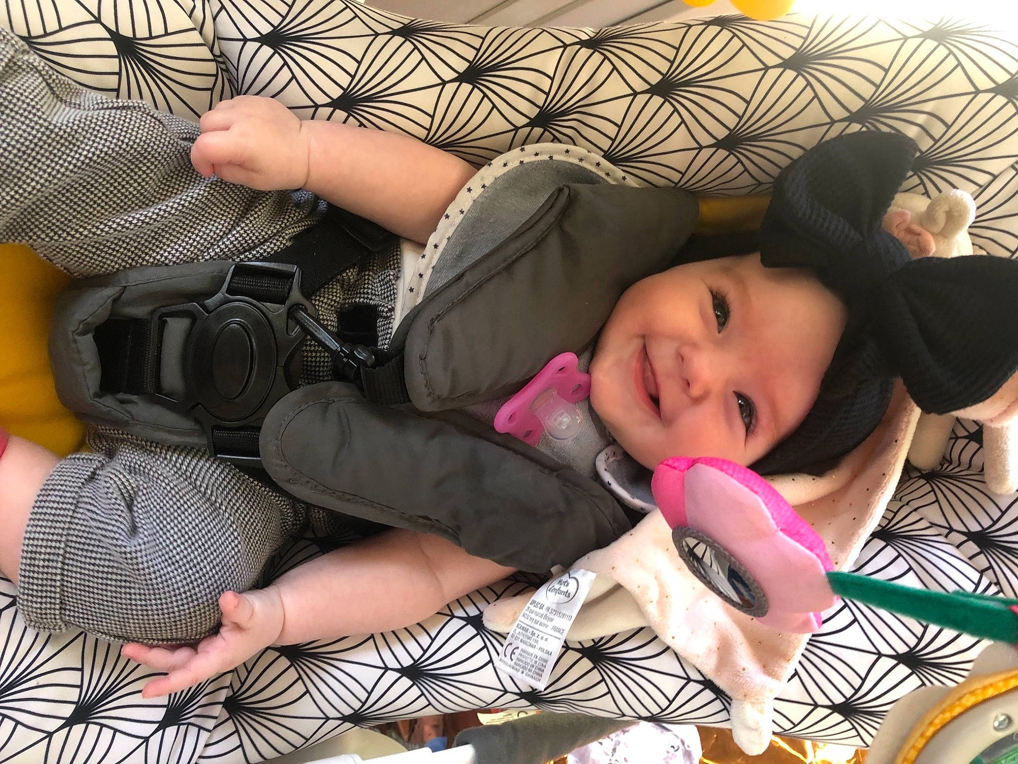 évie a rejoint le concours — aidez-le/la à gagner de superbes lots ! black_hair, comfort, cool, eye, eyelash, face, facial_expression, finger, fun, hairstyle, happy, headwear, human_body, joy, leg, mouth, muscle, person, skin, smile