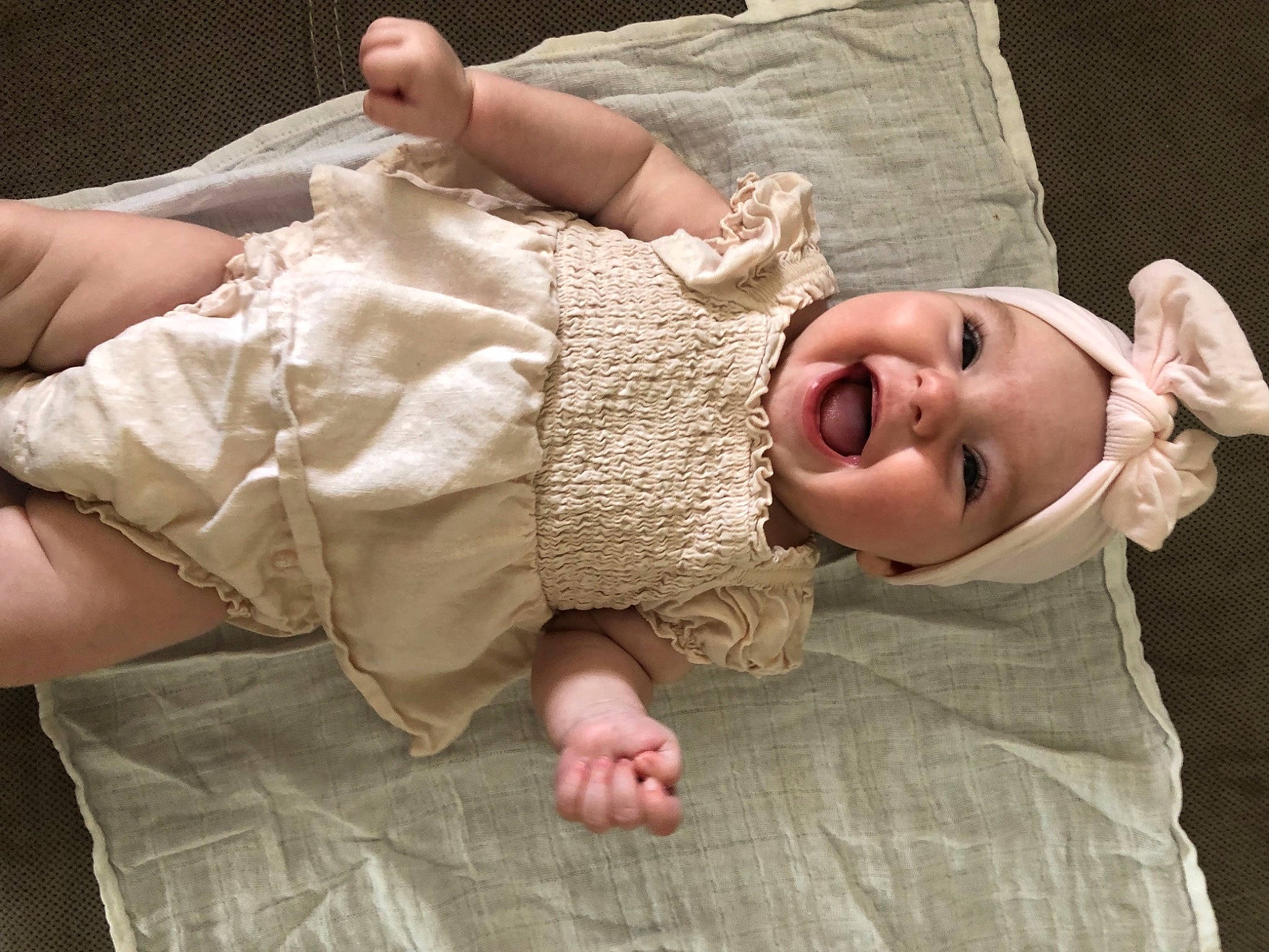 évie a rejoint le concours — aidez-le/la à gagner de superbes lots ! abdomen, baby, baby_toddler_clothing, child, comfort, dress, event, eye, finger, flash_photography, gesture, glasses, hand, happy, headwear, joint, linens, person, skin, sleeve