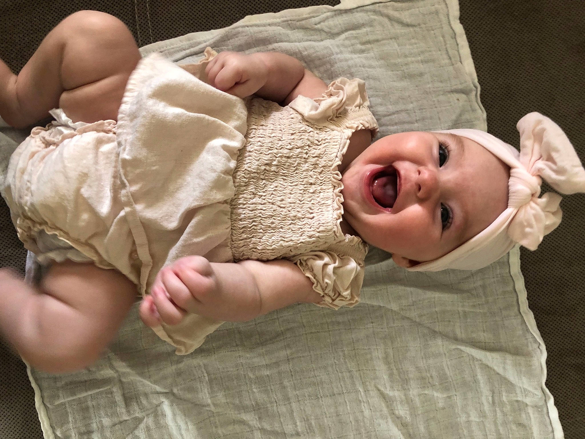 évie participe au concours pour gagner de l'argent avec cette photo : abdomen, baby, comfort, elbow, eye, finger, flash_photography, gesture, happy, headwear, human_body, joint, mouth, neck, person, shoulder, skin, sleeve, smile, thigh