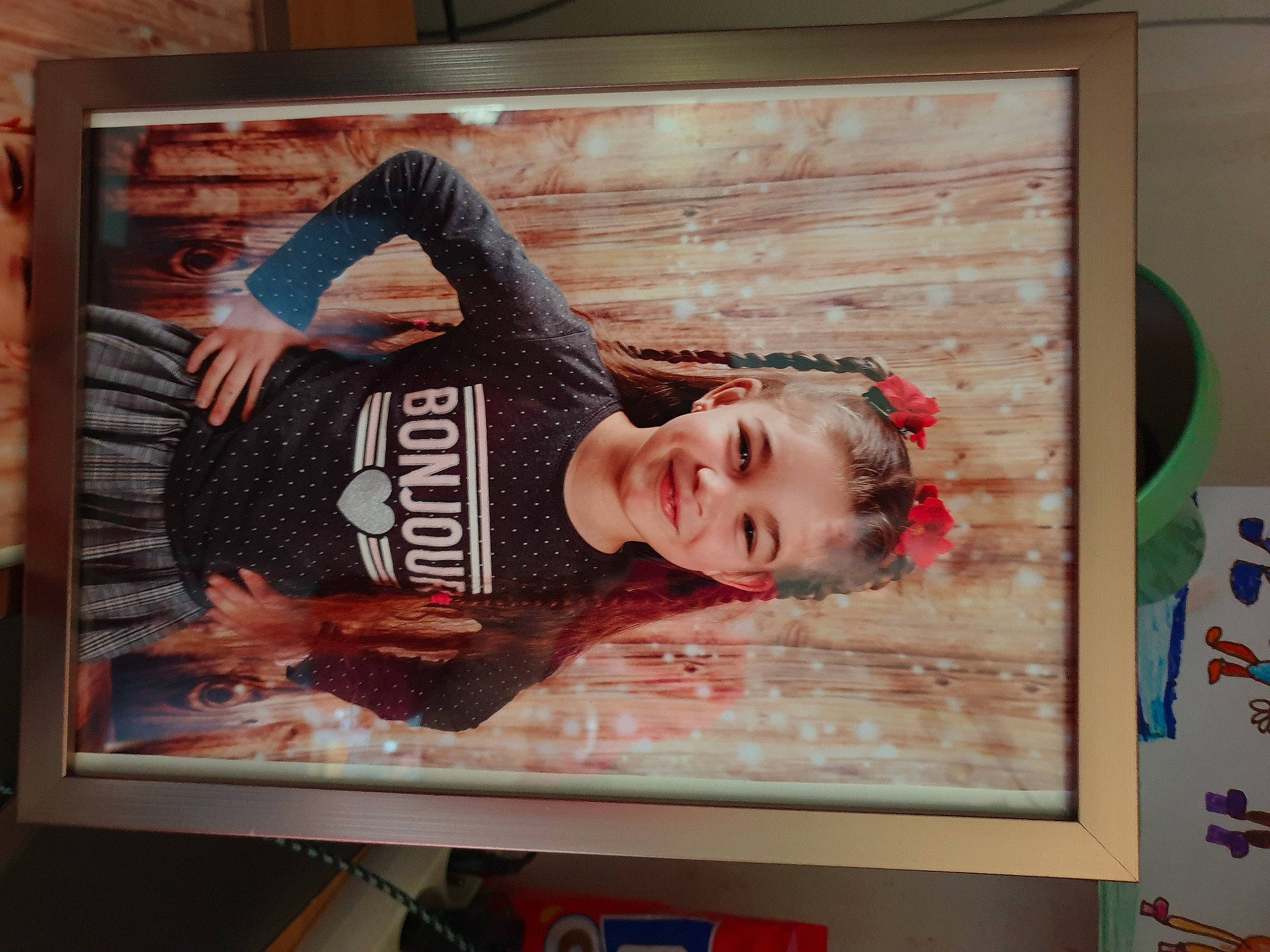 Lexy a rejoint le concours — aidez-le/la à gagner de superbes lots ! advertising, art, artist, banner, billboard, display_device, flesh, font, graphics, illustration, joy, paint, painting, person, poster, rectangle, room, t_shirt, textile, visual_arts