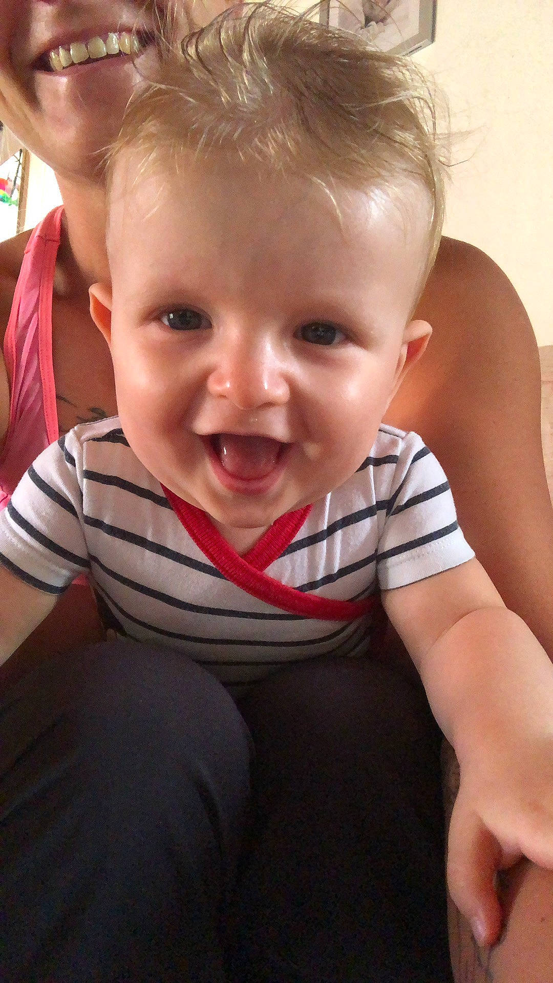 Lyno participe au concours pour gagner de l'argent avec cette photo : arm, cheek, chin, eye, eyebrow, facial_expression, hair, hand, happy, human_body, joint, lip, mouth, neck, nose, person, shoulder, skin, sleeve, smile