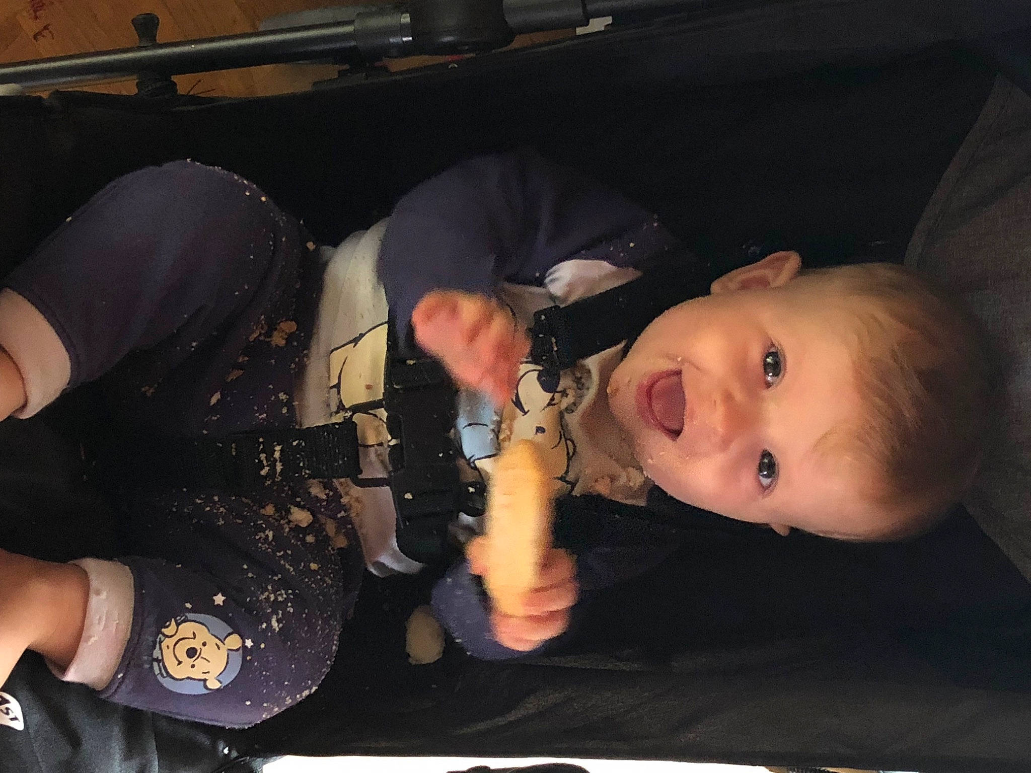 Lyno participe au concours pour gagner de l'argent avec cette photo : baby, baby_products, baby_toddler_clothing, car_seat, cheek, child, comfort, elbow, fun, iris, lap, mouth, nail, person, sitting, skin, smile, thigh, thumb, toddler