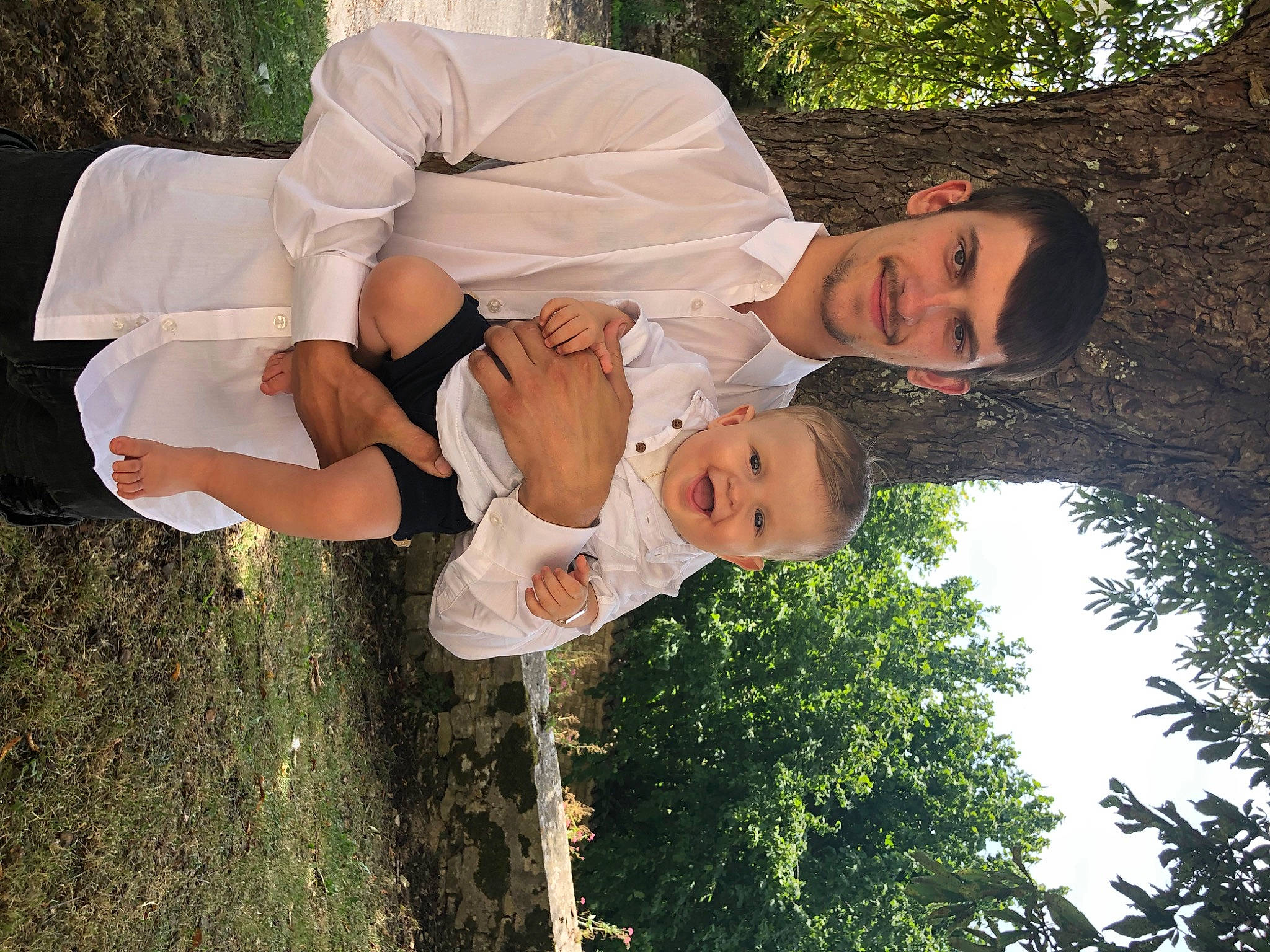 Lyno participe au concours pour gagner de l'argent avec cette photo : child, elbow, event, friendship, fun, gesture, grass, happy, human_leg, joy, knee, leisure, love, people_in_nature, person, plant, smile, thigh, toddler, tree