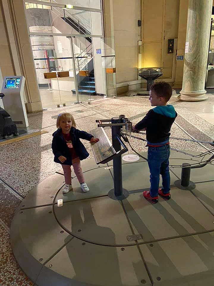 Mylène a rejoint le concours — aidez-le/la à gagner de superbes lots ! child, cleanliness, column, floor, flooring, person, play, snapshot, stairs, toddler