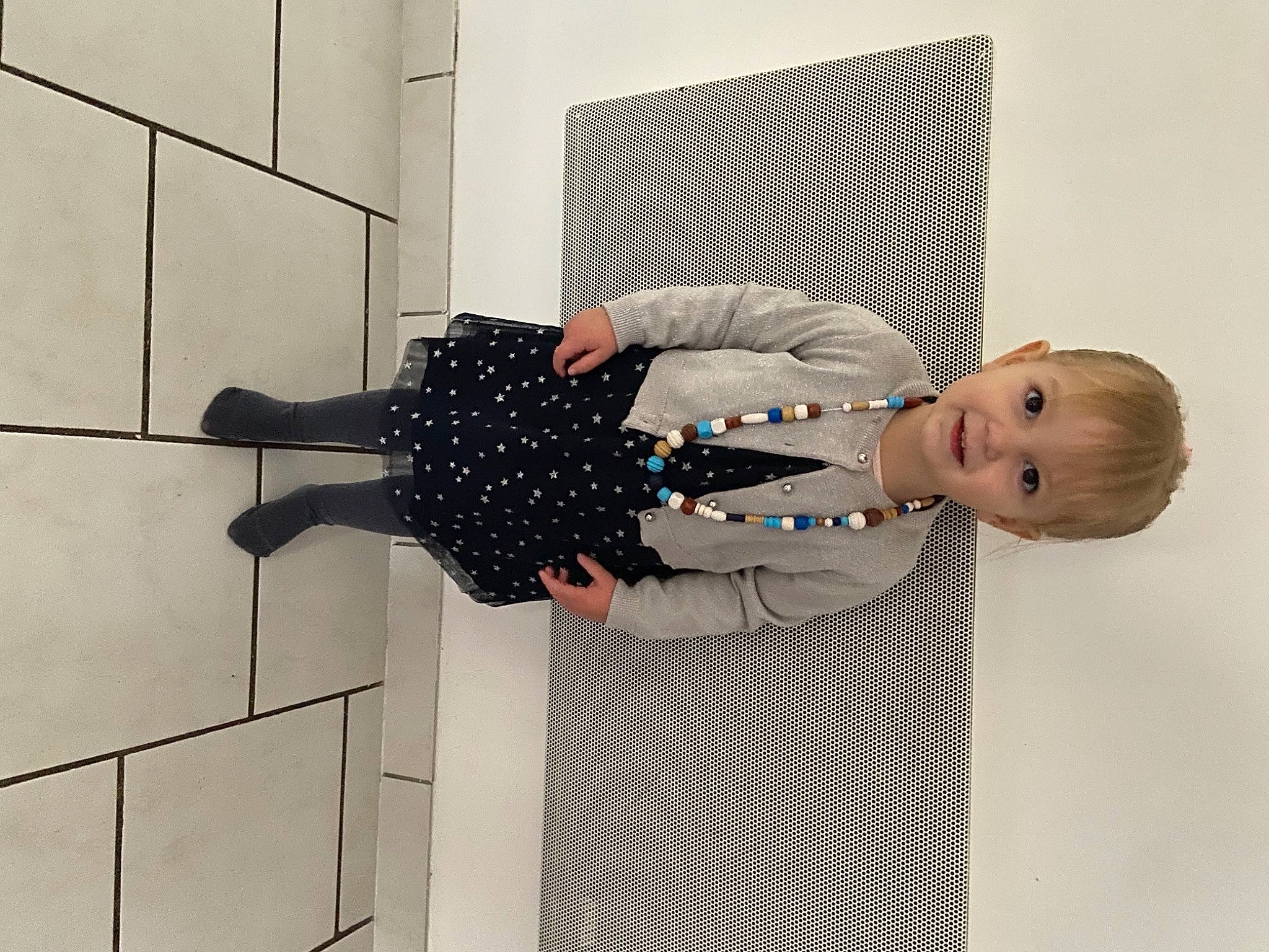 Mylène participe au concours pour gagner de l'argent avec cette photo : baby, baby_toddler_clothing, button, day_dress, design, elbow, one_piece_garment, pattern, person, polka_dot, sleeve, square, tile, waist, wrist