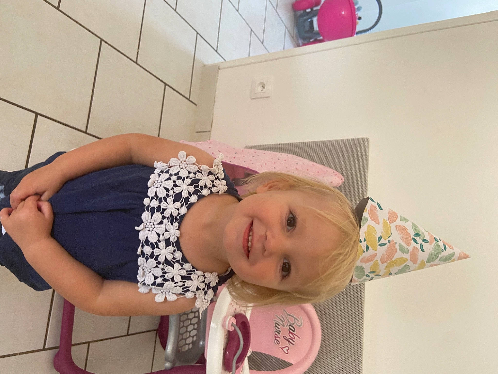 Mylène participe au concours pour gagner de l'argent avec cette photo : baby, baby_laughing, baby_toddler_clothing, balloon, eyelash, joy, linens, paper_product, person, pink, throat