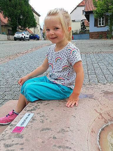 Manon participe au concours pour gagner de l'argent avec cette photo : baby_toddler_clothing, beauty, child, facial_expression, flooring, fun, grass, hairstyle, happy, joy, leisure, pattern, person, pink, plant, sky, sleeve, smile, summer, t_shirt