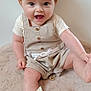 éloïse participe au concours pour gagner de l'argent avec cette photo : applique, baby, babylaughing, bodypart, clothing, dress, face, finger, hand, happy, head, laughing, pants, person, photography, portrait, shorts, sitting, smile, t_shirt