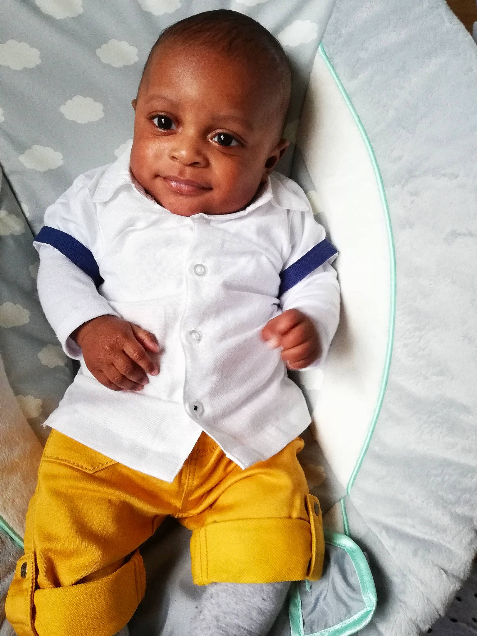 Lenny participe au concours pour gagner de l'argent avec cette photo : baby, baby_products, baby_toddler_clothing, child, collar, comfort, dress_shirt, face, fun, gesture, happy, nose, outerwear, person, sleeve, smile, t_shirt, textile, thumb, toddler