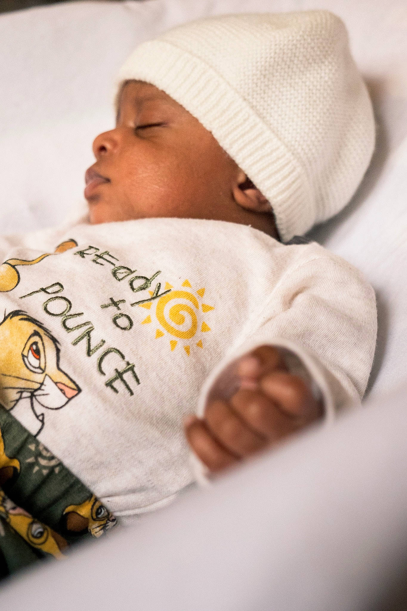 Lenny a rejoint le concours — aidez-le/la à gagner de superbes lots ! baby, baby_sleeping, baby_toddler_clothing, cheek, child, comfort, facial_expression, finger, hat, jersey, linens, mouth, nose, outerwear, person, product, skin, sleeve, t_shirt, textile