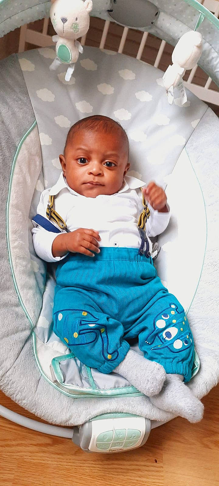 Lenny participe au concours pour gagner de l'argent avec cette photo : baby, baby_products, baby_toddler_clothing, bib, button, cheek, child, comfort, home_accessories, linens, person, sitting, toddler