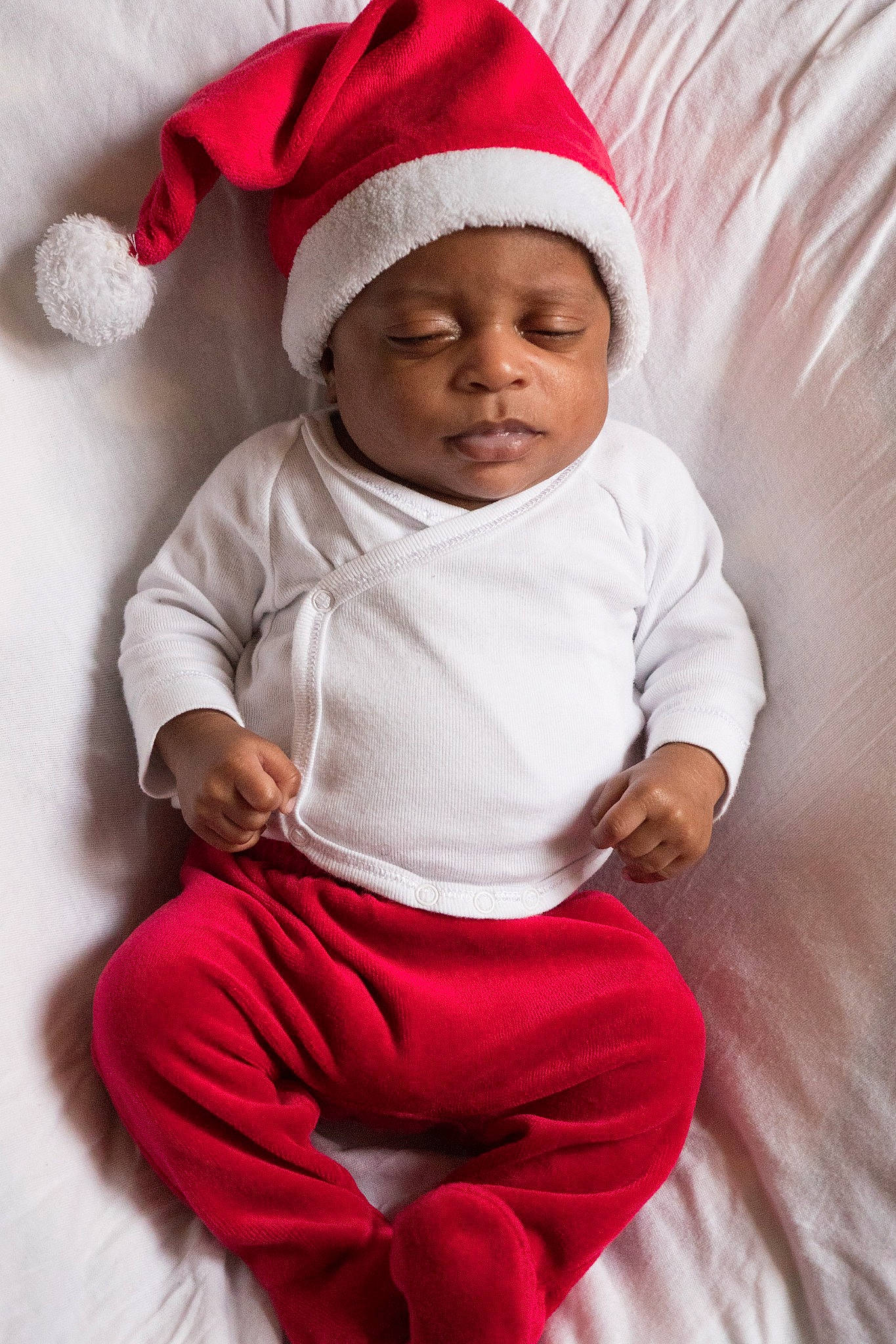 Lenny a rejoint le concours — aidez-le/la à gagner de superbes lots ! baby, baby_toddler_clothing, cap, child, comfort, eye, face, facial_expression, happy, head, headwear, human_body, outerwear, person, photograph, pink, red, skin, sleeve, textile