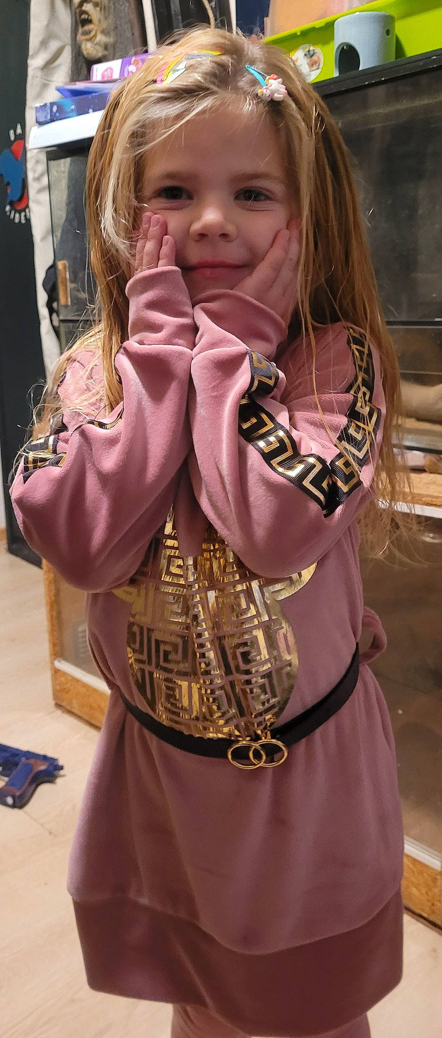 Elena a rejoint le concours — aidez-le/la à gagner de superbes lots ! bag, belt, bracelet, electric_blue, eyewear, fashion_accessory, fashion_design, hair_coloring, happy, jewellery, magenta, pattern, person, pink, purple, sleeve, smile, sportswear, street_fashion, tradition