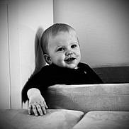Tom a rejoint le concours — aidez-le/la à gagner de superbes lots ! baby, child, smile, black_and_white, couch, hand, indoors, portrait, young_child, happy, face, furniture, seated, infant, cute, monochrome, baby_clothing, home, young, people