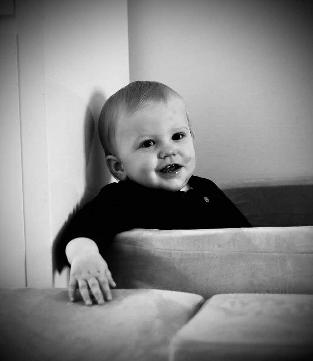 Tom a rejoint le concours — aidez-le/la à gagner de superbes lots ! baby, child, smile, black_and_white, couch, hand, indoors, portrait, young_child, happy, face, furniture, seated, infant, cute, monochrome, baby_clothing, home, young, people