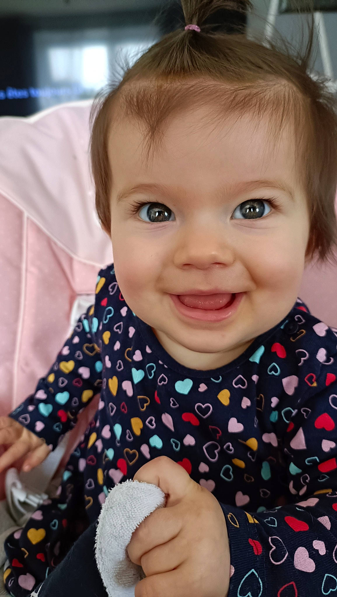 Lou a rejoint le concours — aidez-le/la à gagner de superbes lots ! baby, baby_toddler_clothing, cheek, chin, eye, eyelash, face, facial_expression, finger, gesture, happy, head, iris, joy, lip, neck, nose, person, skin, sleeve