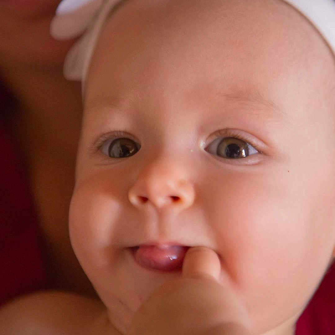 Manon participe au concours pour gagner de l'argent avec cette photo : baby, beauty, cheek, child, chin, close_up, eye, eyebrow, eyelash, face, facial_expression, forehead, head, lip, mouth, nose, pink, skin, smile, toddler
