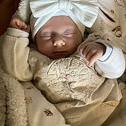 Hope a rejoint le concours — aidez-le/la à gagner de superbes lots ! baby, newborn, infant, sleeping, bow, hat, blanket, swaddle, cozy, peaceful, closed_eyes, fist, clothing, embroidery, pattern, soft_texture, portrait, bedding, cute, nursery