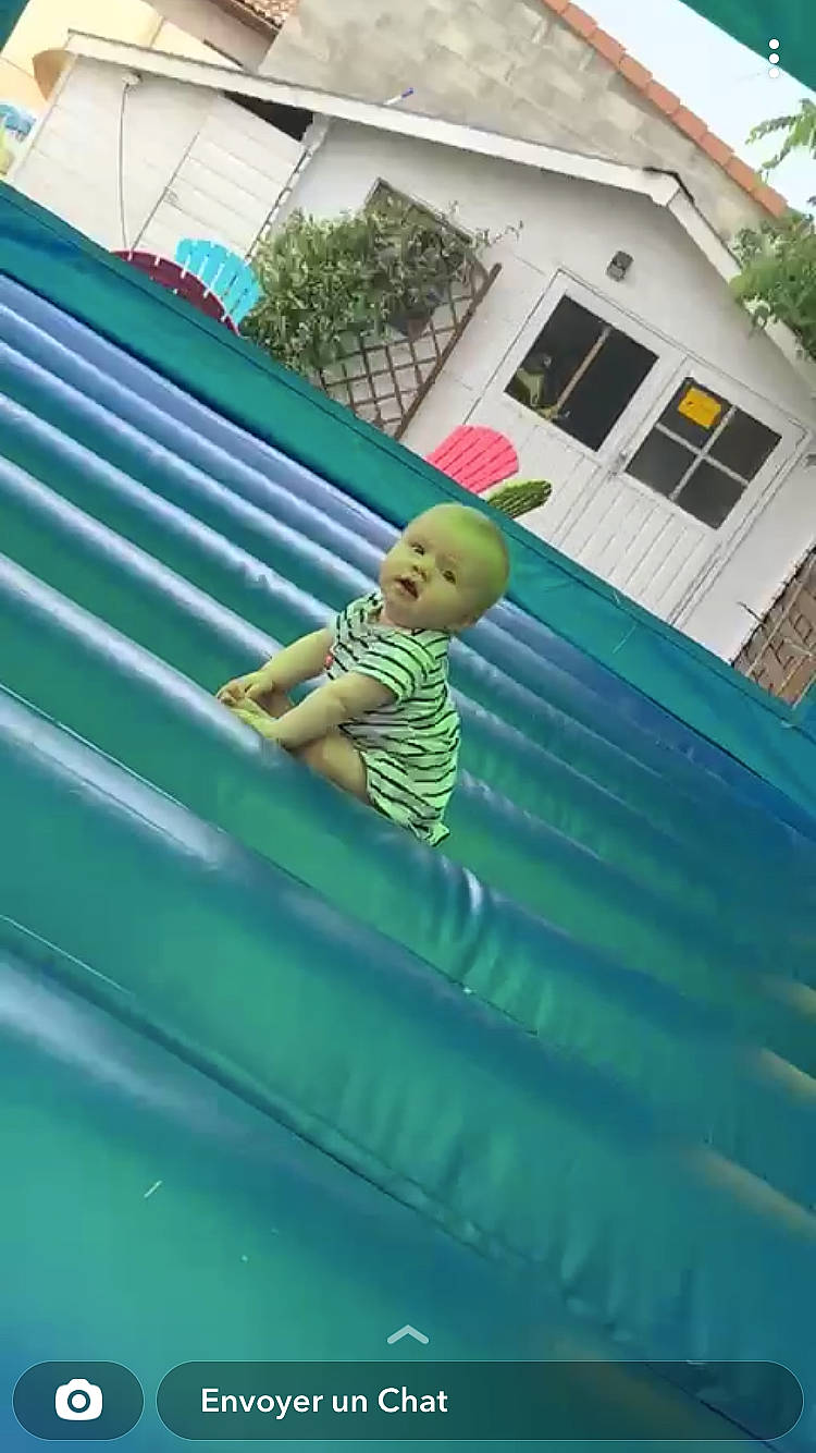 Donovan a rejoint le concours — aidez-le/la à gagner de superbes lots ! aqua, azure, baby, building, child, chute, electric_blue, fun, grass, house, leisure, outdoor_play_equipment, person, play, playground_slide, recreation, roof, toddler, tree, vacation