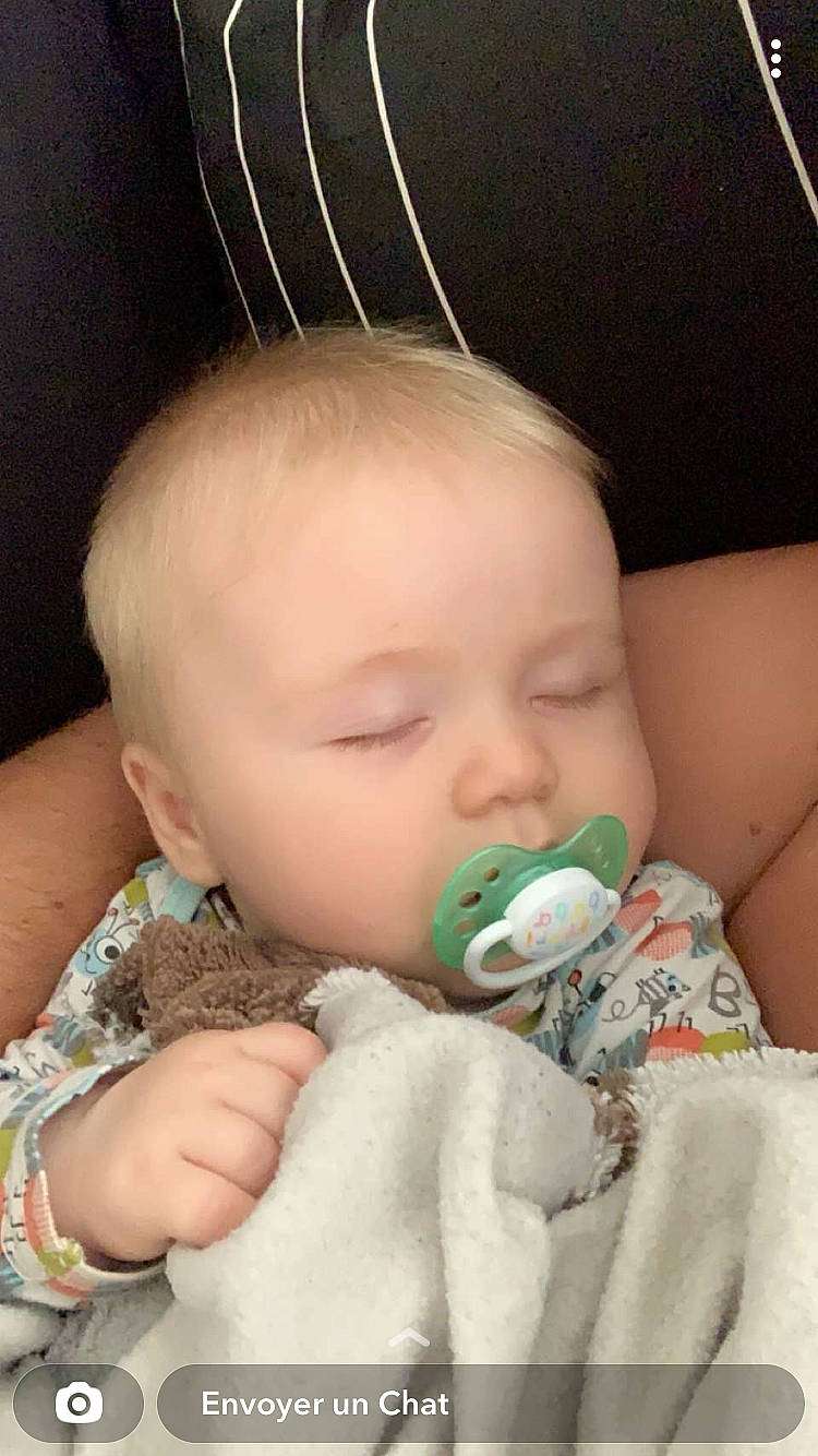 Donovan participe au concours pour gagner de l'argent avec cette photo : baby, baby_toddler_clothing, cheek, chin, comfort, ear, eye, eyebrow, eyelash, finger, hairstyle, hand, head, iris, lip, mouth, nose, person, skin, textile