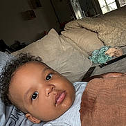 Thiago a rejoint le concours — aidez-le/la à gagner de superbes lots ! arm, baby, blanket, child, close_up, couch, cozy, curtain, drool, infant, living_room, natural_light, pillow, portrait, refrigerator, remote_control, sofa, tank_top, wide_eyes, window