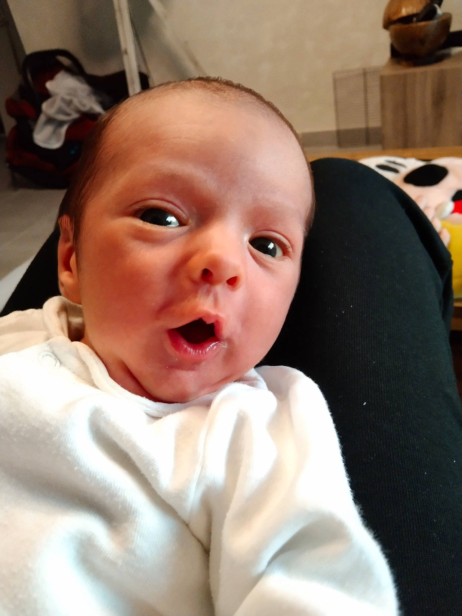 Arthur a rejoint le concours — aidez-le/la à gagner de superbes lots ! baby, baby_toddler_clothing, cheek, child, chin, comfort, event, eyebrow, eyelash, fun, happy, iris, linens, lip, mouth, nose, person, room, skin, smile