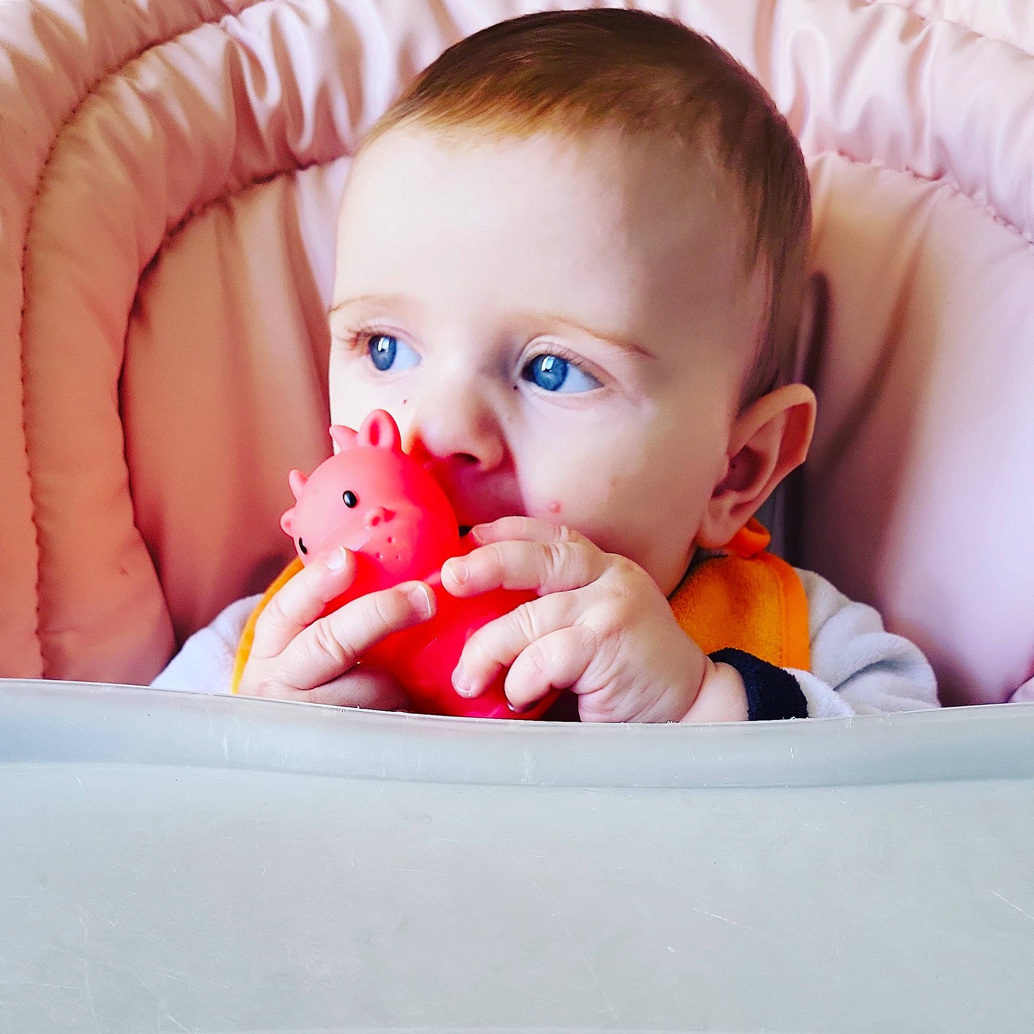 Lyham a rejoint le concours — aidez-le/la à gagner de superbes lots ! baby, baby_playing_with_toys, baby_safety, baby_sleeping, baby_toddler_clothing, cheek, comfort, eye, finger, gesture, happy, human_body, iris, mouth, nose, person, product, skin, sleeve, textile