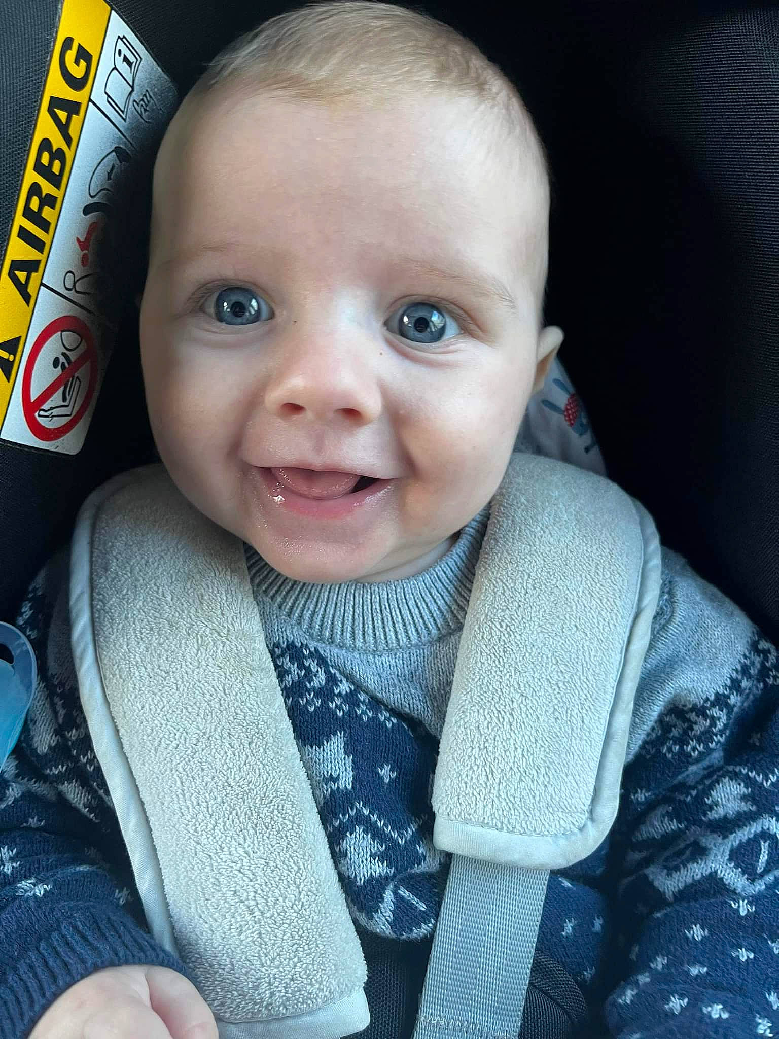 Lyham a rejoint le concours — aidez-le/la à gagner de superbes lots ! baby, baby_products, baby_toddler_clothing, car_seat, cheek, child, collar, comfort, electric_blue, eyebrow, fashion_accessory, happy, iris, joy, nose, outerwear, person, seat_belt, skin, sleeve