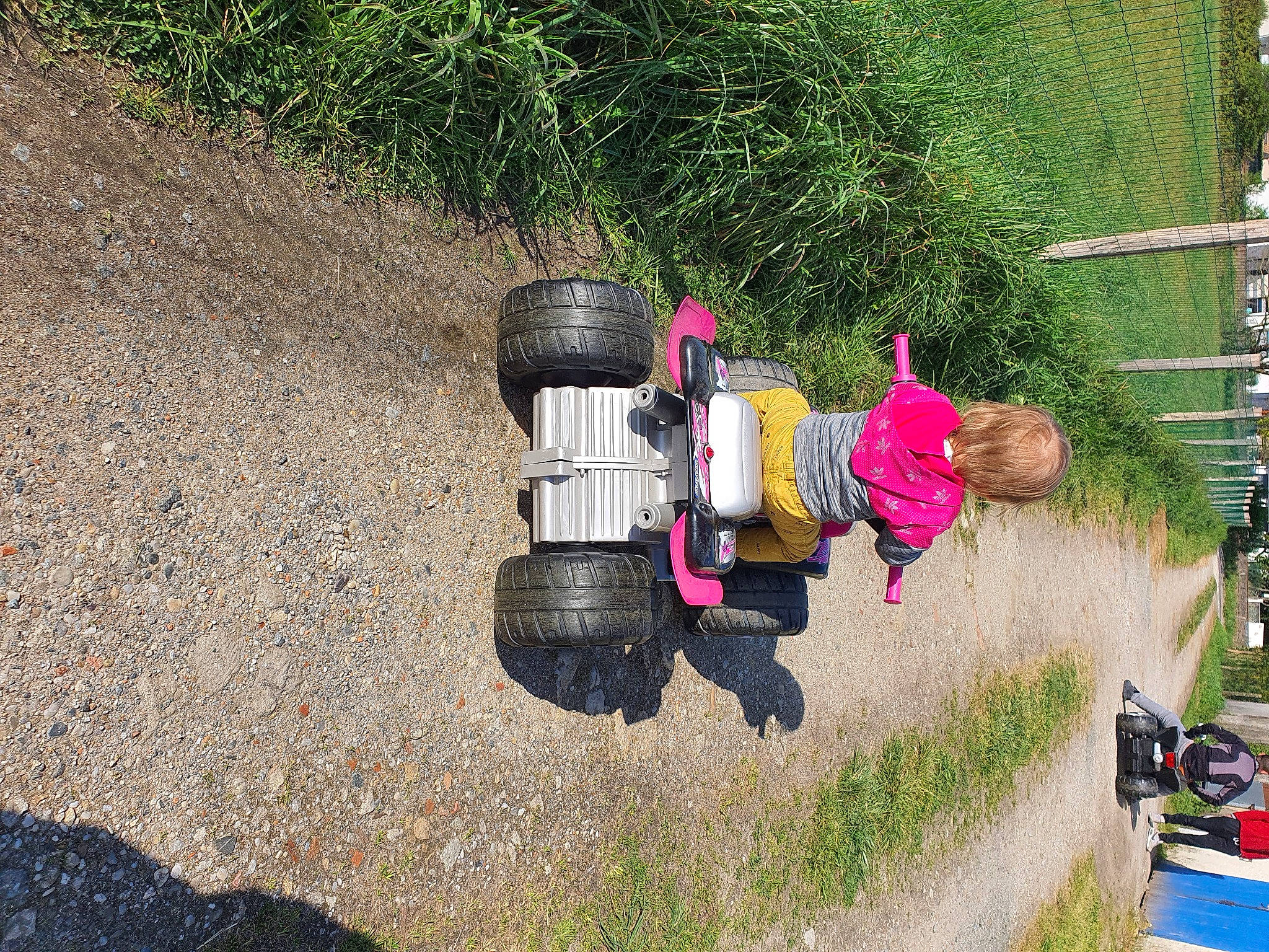 Lou participe au concours pour gagner de l'argent avec cette photo : asphalt, automotive_exterior, automotive_tire, automotive_wheel_system, concrete, grass, landscape, leisure, motor_vehicle, person, plant, recreation, road, road_surface, shrub, sidewalk, soil, tire, tree, vehicle