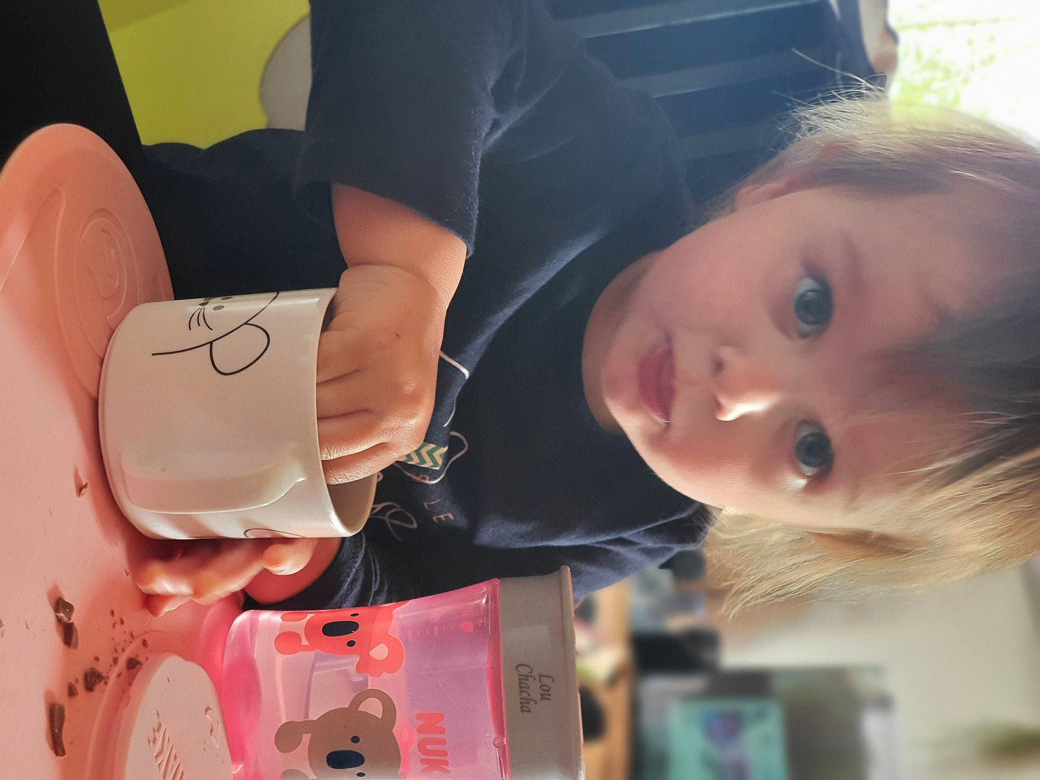 Lou a rejoint le concours — aidez-le/la à gagner de superbes lots ! carmine, child, eyelash, fun, happy, lip, magenta, nail, person, plastic, sitting, sweetness, toddler, tree