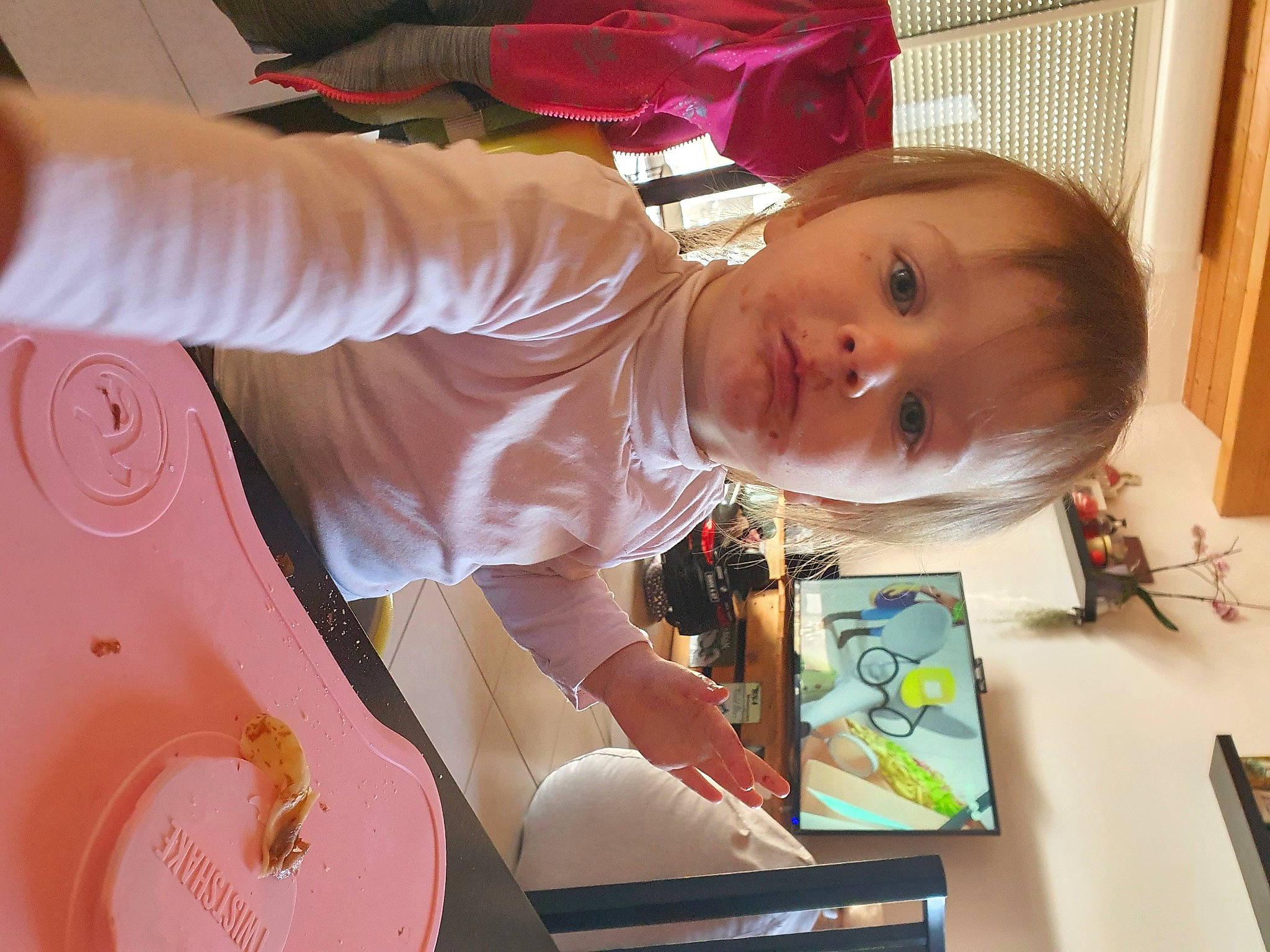 Lou participe au concours pour gagner de l'argent avec cette photo : art, baby, baby_products, baby_toddler_clothing, baby_toys, book, child, fun, gadget, magenta, peach, person, pink, play, room, toddler, visual_arts