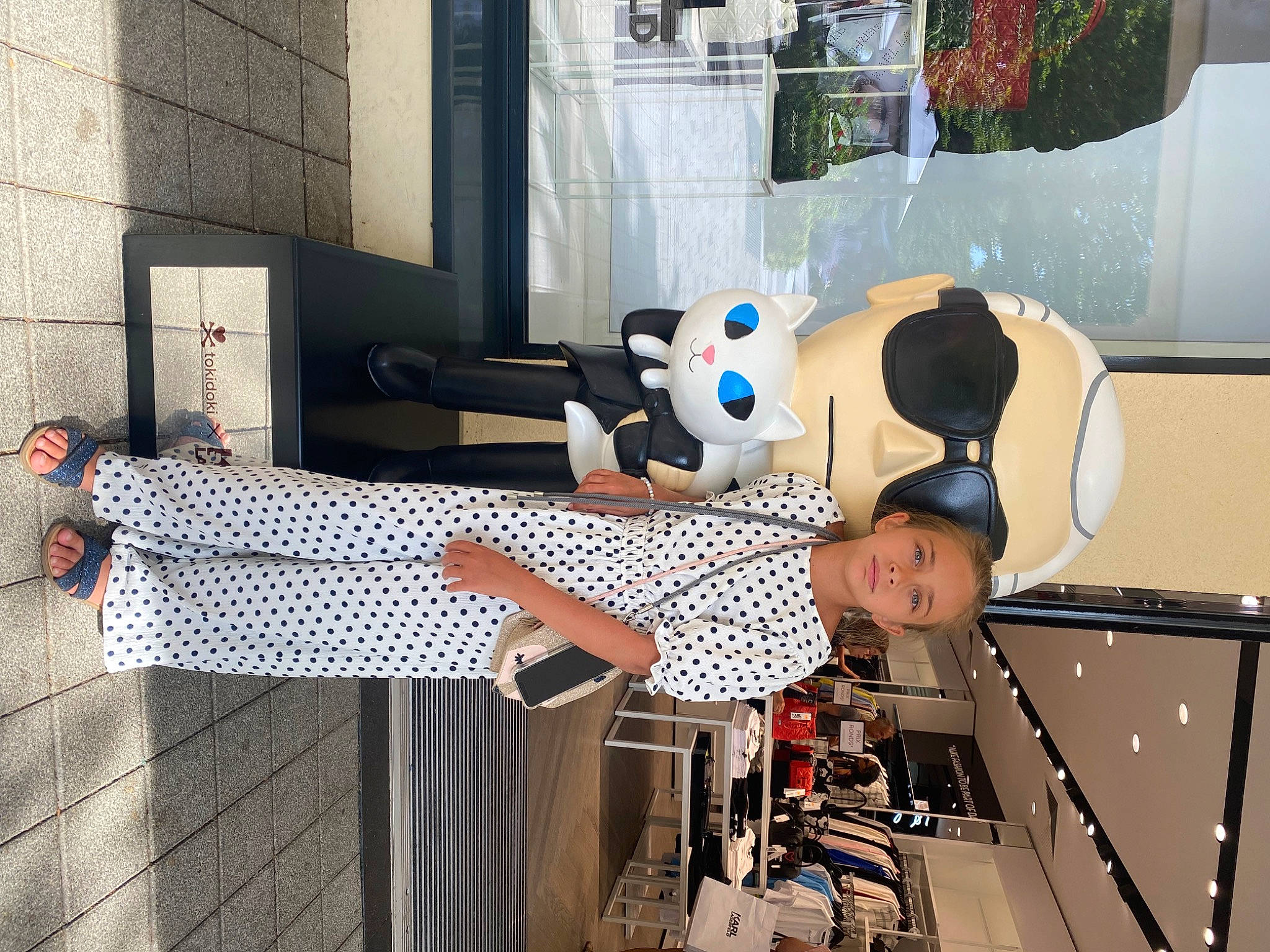 Délia participe au concours pour gagner de l'argent avec cette photo : art, engineering, eyewear, fashion_design, fun, hat, job, machine, pattern, person, room, smile, t_shirt, visual_arts