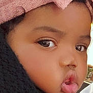 Eliya a rejoint le concours — aidez-le/la à gagner de superbes lots ! baby, black_clothing, bow, child, closeup, cute, expression, face, fashion, headgear, headwrap, indoors, knitwear, person, pink, portrait, pucker, skin, warm, young