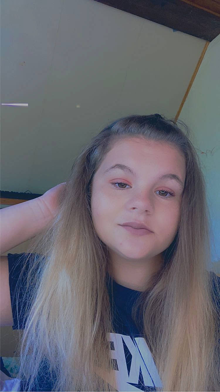 Zélie a rejoint le concours — aidez-le/la à gagner de superbes lots ! beauty, blond, cheek, chin, electric_blue, eyebrow, eyelash, flash_photography, forehead, fun, hair, happy, jaw, layered_hair, lip, long_hair, nose, person, selfie, skin