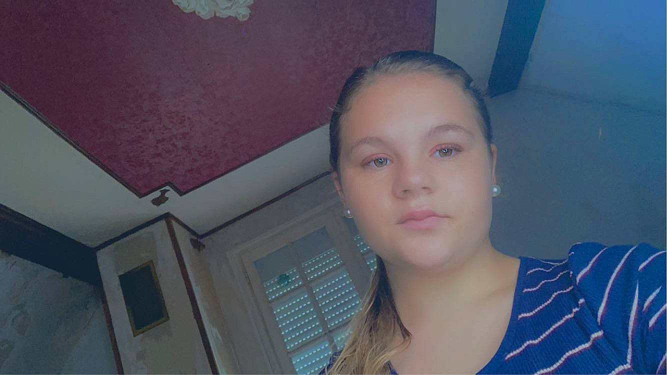 Zélie a rejoint le concours — aidez-le/la à gagner de superbes lots ! buzz_cut, ceiling, cheek, chest, child, chin, ear, electric_blue, eyebrow, eyelash, forehead, fun, jaw, lip, long_hair, magenta, nose, person, room, selfie