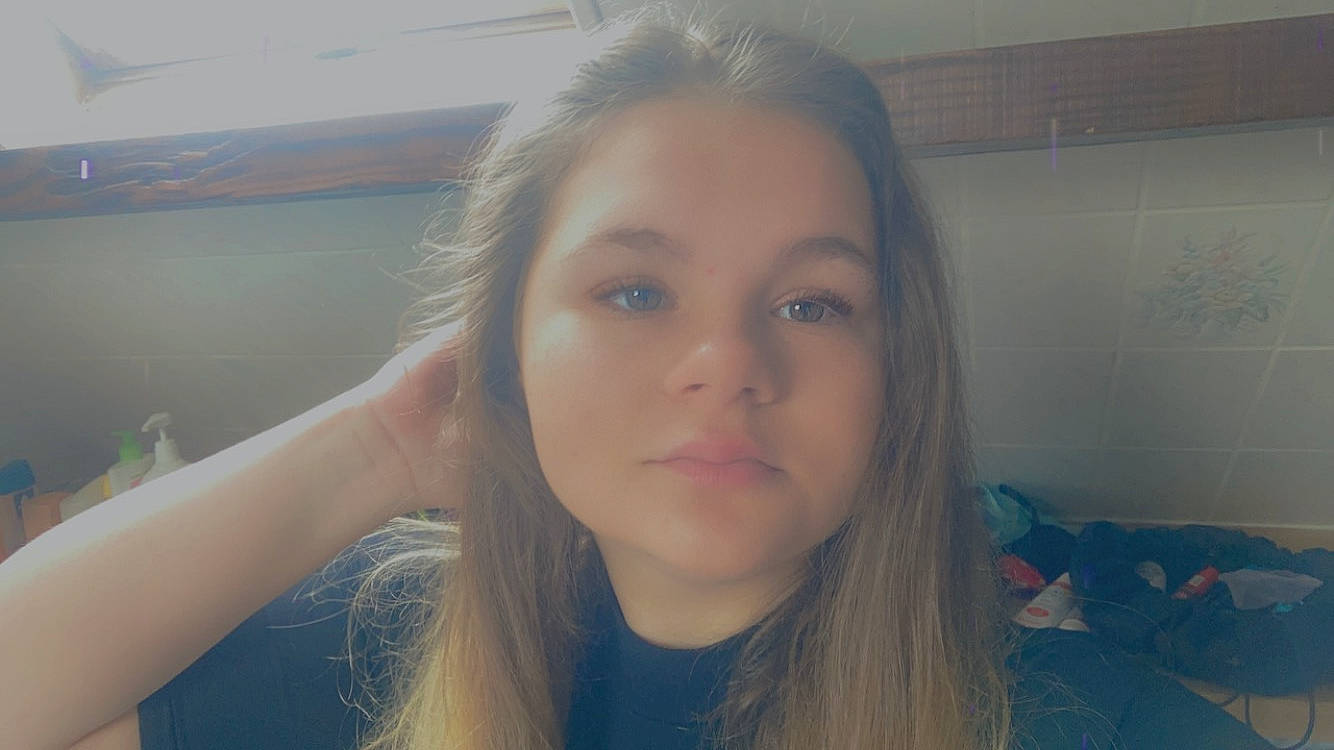 Zélie participe au concours pour gagner de l'argent avec cette photo : black_hair, cheek, chin, eyebrow, eyelash, flash_photography, forehead, fun, gesture, hair, happy, iris, jaw, lip, long_hair, mouth, neck, nose, person, shoulder