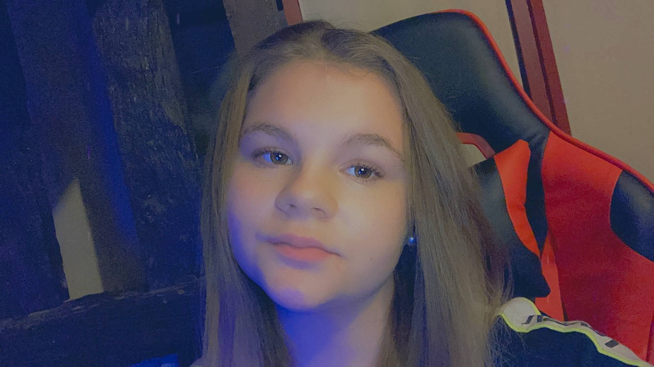 Zélie participe au concours pour gagner de l'argent avec cette photo : black_hair, blond, chin, ear, electric_blue, eyebrow, eyelash, flash_photography, forehead, fun, happy, iris, jaw, layered_hair, lip, neck, nose, person, purple, selfie