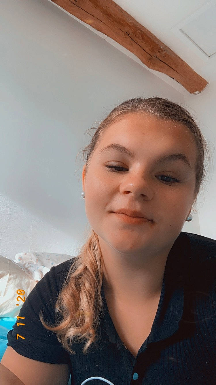 Zélie a rejoint le concours — aidez-le/la à gagner de superbes lots ! black_hair, cheek, chin, cool, ear, eyebrow, eyelash, flash_photography, forehead, happy, iris, jaw, joy, lip, long_hair, mouth, neck, nose, person, shoulder