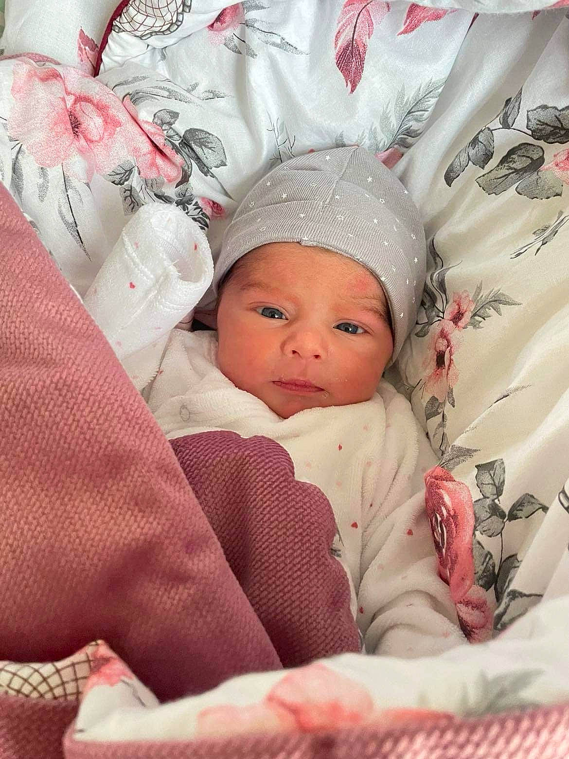 Mya participe au concours pour gagner de l'argent avec cette photo : baby, baby_products, baby_safety, baby_sleeping, baby_toddler_clothing, bedding, carmine, cheek, child, comfort, event, hat, headwear, human_body, linens, person, pink, room, skin, sleeve