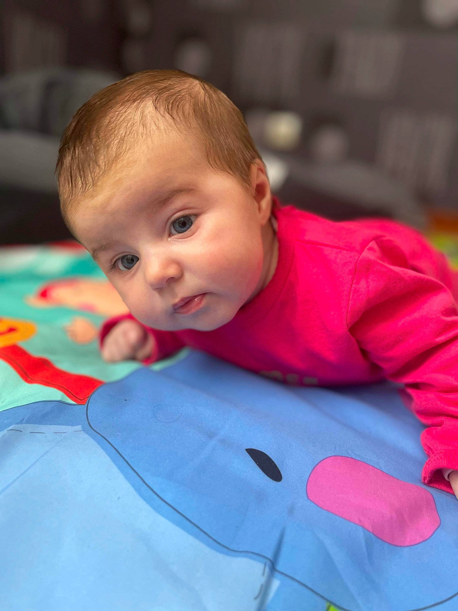 Mya participe au concours pour gagner de l'argent avec cette photo : baby, baby_products, baby_toddler_clothing, carmine, cheek, child, electric_blue, face, fun, hairstyle, happy, iris, person, personal_protective_equipment, polar_fleece, portrait_photography, sitting, skin, sleeve, t_shirt