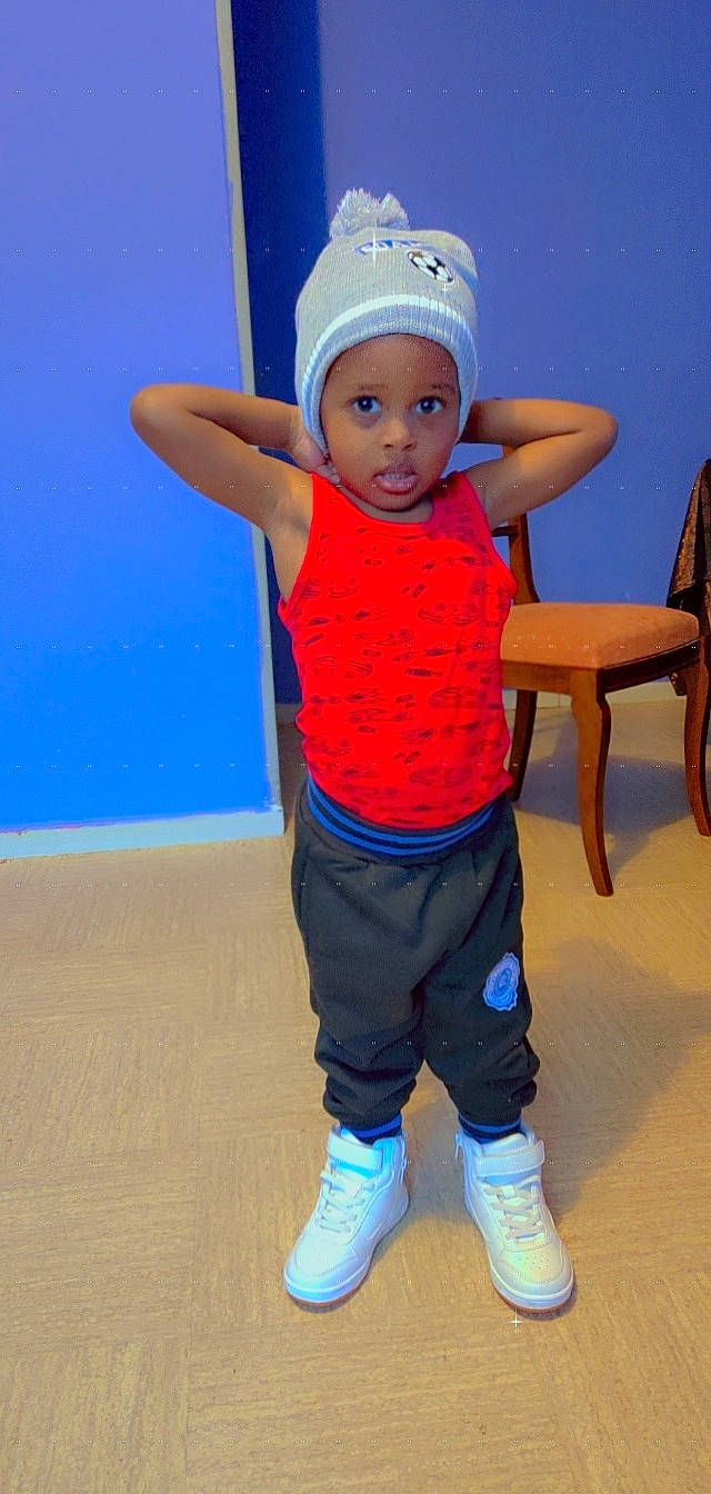 Yanis participe au concours pour gagner de l'argent avec cette photo : azure, baby_toddler_clothing, baseball_cap, blue, cap, child, electric_blue, face, fun, gesture, happy, headwear, joint, knee, leisure, person, shoulder, sleeve, sock, t_shirt