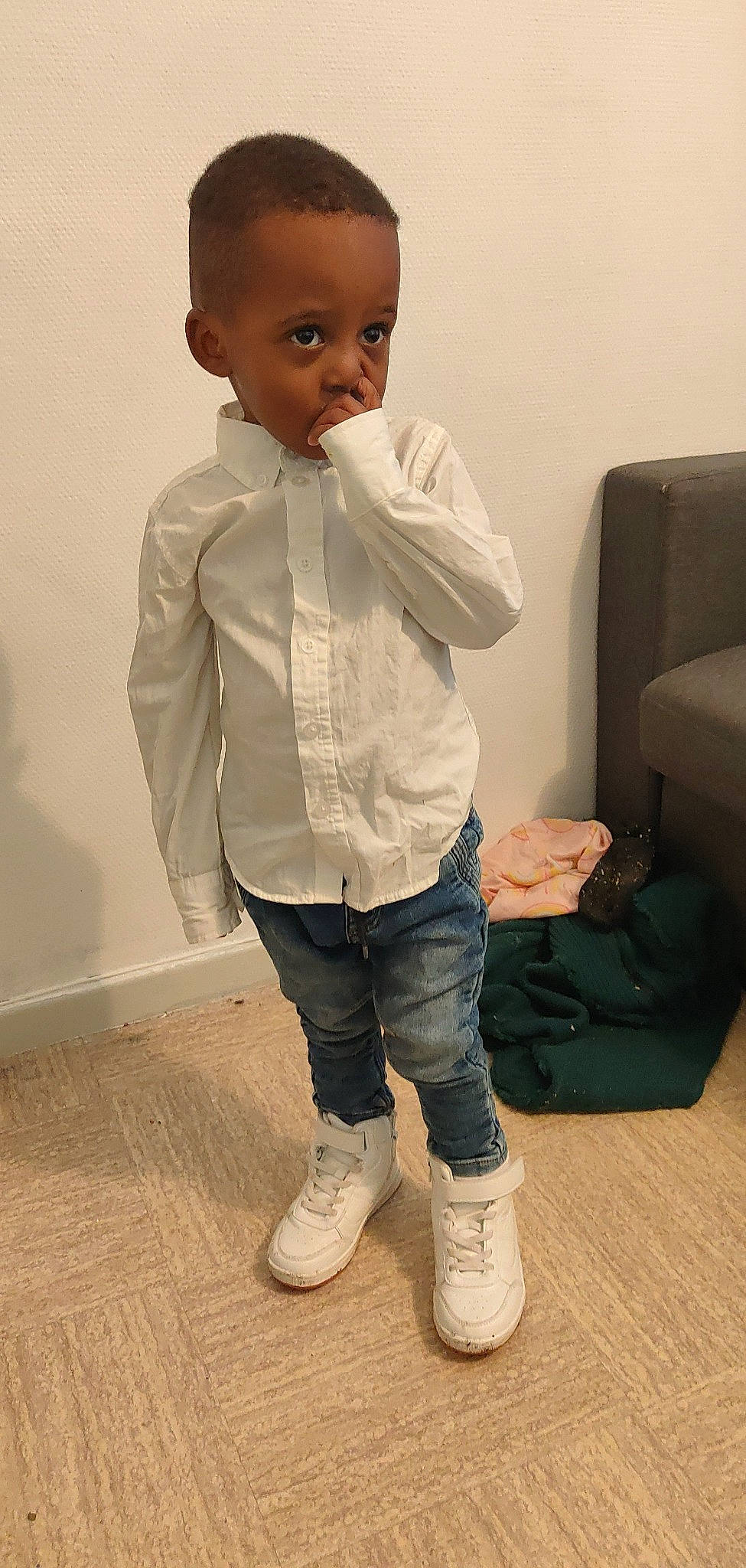 Yanis participe au concours pour gagner de l'argent avec cette photo : baby_toddler_clothing, cheek, dress_shirt, eyelash, finger, floor, flooring, gesture, hair, head, jaw, joint, leg, lip, neck, nose, person, skin, sleeve, t_shirt